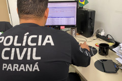 Policial civil ao computador