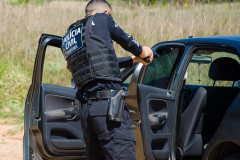 Policial civil apontando arma em abordagem