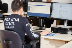 Policial civil ao computador