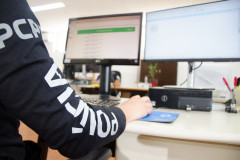 Policial civil ao computador