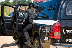 Dois policiais em abordagem a veículo