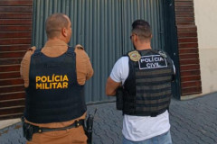 Dois policiais de costas
