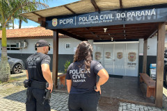 Policiais na delegacia
