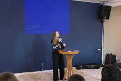 PCPR ministra palestra sobre violência doméstica para 100 alunos em Piraquara   A Polícia Civil do Paraná (PCPR) ministrou uma palestra para 100 alunos sobre atendimento da polícia judiciária nos casos de violência doméstica. A ação aconteceu na Escola Estadual Professor Iedo Nespolo, em Piraquara, na Região Metropolitana de Curitiba, nesta segunda-feira (22).  A palestra faz parte da Operação Mulher Segura que acontece em todo o Estado e contou com apoio da Policia Militar do Paraná (PMPR) e o conselho da 