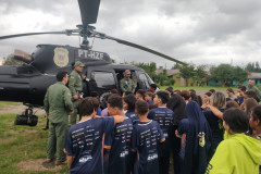 Policiais civis fazem pouso no RS e atendem crianças de Associação de Amparo em Vacaria