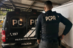 PCPR prende homem por tráfico e apreende drogas em Piraquara 09/08/2024 - 13:10 A Polícia Civil do Paraná (PCPR) prendeu um homem, de 24 anos, por tráfico de drogas. A captura aconteceu durante uma operação de saturação, na noite desta quinta-feira (8), no bairro Vila Macedo, em Piraquara, na Região Metropolitana de Curitiba.   Durante a ação, os policiais ainda apreenderam quantias de maconha e cocaína  “Esse indivíduo, já possui uma condenação pelo crime de tráfico de drogas, inclusive cumprindo em regime