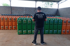 PCPR apreende 946 galões de óleo lubrificante em Umuarama