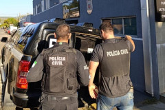 PCPR prende duas pessoas e apreende drogas, arma e munições em Jaguariaíva