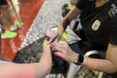Forças de segurança distribuem pulseiras de identificação durante shows do Verão Maior Paraná