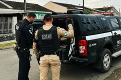 PCPR e PMPR prendem três pessoas durante operação contra o tráfico de drogas em Irati 