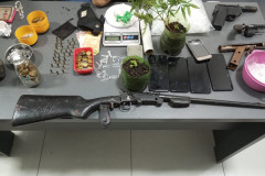 PCPR e PMPR prende casal investigado por tráfico de drogas e posse ilegal de armas em Terra Rica