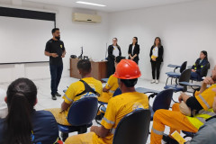 PCPR realiza palestra na PASA para operários da empresa em alusão ao maio laranja, em Paranaguá 