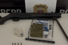 PCPR e PMPR prende suspeito de homicídio e apreende drogas e armas de fogo em Guaratuba