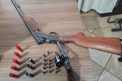 PCPR apreende diferentes armas durante operação de busca em Paranacity e Paranapoema