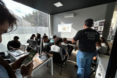 PCPR realiza visita guiada para alunos do ensino médio em uma sede de Maringá