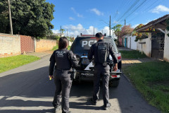 PCPR e PCSC prendem homem foragido por roubo e extorsão em Piraquara 