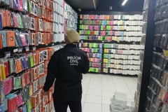 PCPR apreendeu mais de 16 mil produtos durante ação contra comercialização de acessórios para celular em Curitiba