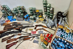 PCPR e PMPR prendem duas pessoas e apreendem mais de 10 armas e seis mil munições em Ipiranga