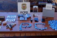 PCPR prende homem em flagrante e apreende drogas, arma e munições em Rolândia