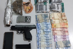 PCPR e PMPR apreendem drogas, simulacro de arma de fogo e dinheiro em Irati