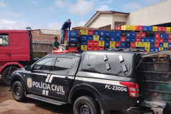 PCPR realiza descarte de cervejas falsificadas apreendidas em operação policial em Quatro Barras
