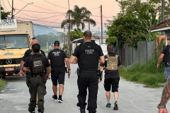 PCPR, PMPR e Polícia Penal cumprem 13 mandados de busca e apreensão contra o tráfico de drogas no Litoral