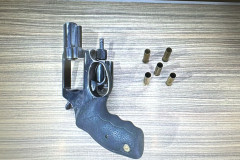 PCPR e PMPR prendem homem em flagrante por porte ilegal de arma de fogo em Jacarezinho