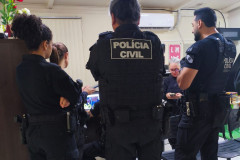 Título PCPR prende homem por estupro de vulnerável e favorecimento à prostituição de adolescentes em Foz do Iguaçu