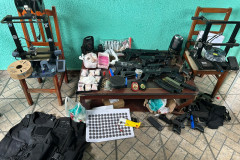 PCPR e PMPR localizam foragido e apreendem armas, munições e drogas em Piraquara