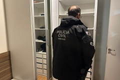 A Polícia Civil do Paraná (PCPR) prendeu, nas primeiras horas desta quinta-feira (10), três pessoas suspeitas de participação no homicídio de Rafael Mendes da Rocha, que foi morto dentro de seu próprio veículo. A investigação apontou que o crime foi planejado e tem relação com o tráfico de drogas. 