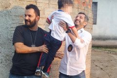 Policiais civis presenteiam criança vítima de maus-tratos e lesão corporal em Apucarana