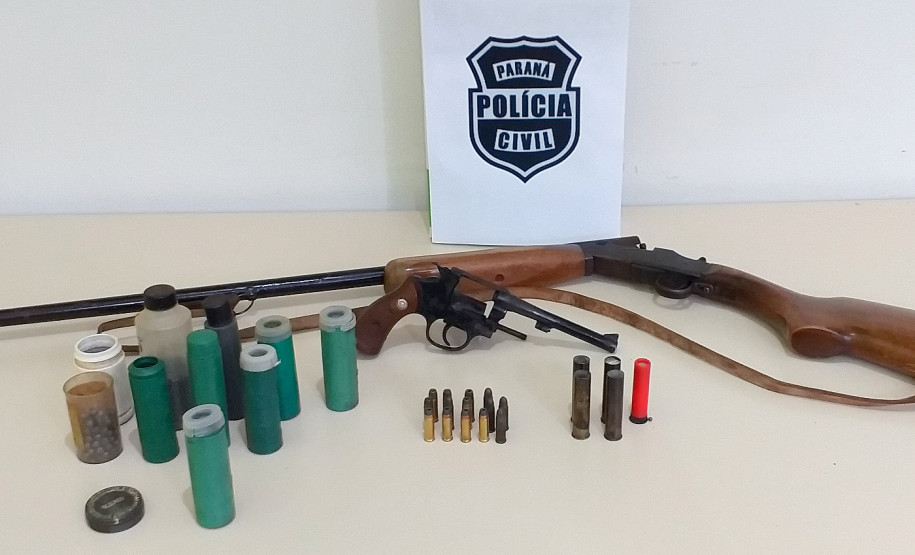 Arma e munições apreendidas