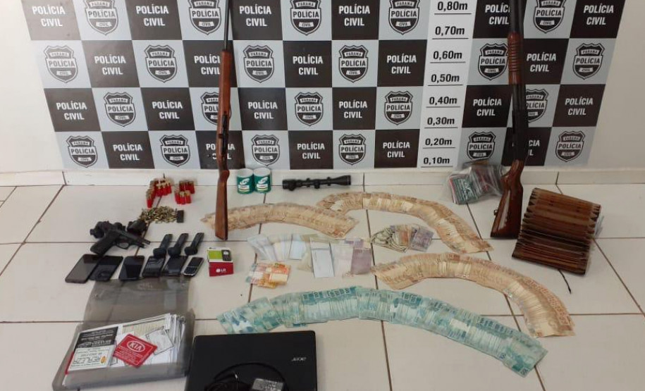 Armas, celulares, cédulas de dinheiro, munição e produtos apreendidos
