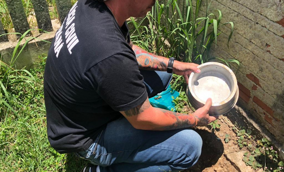 Policial segura comedouro vazio