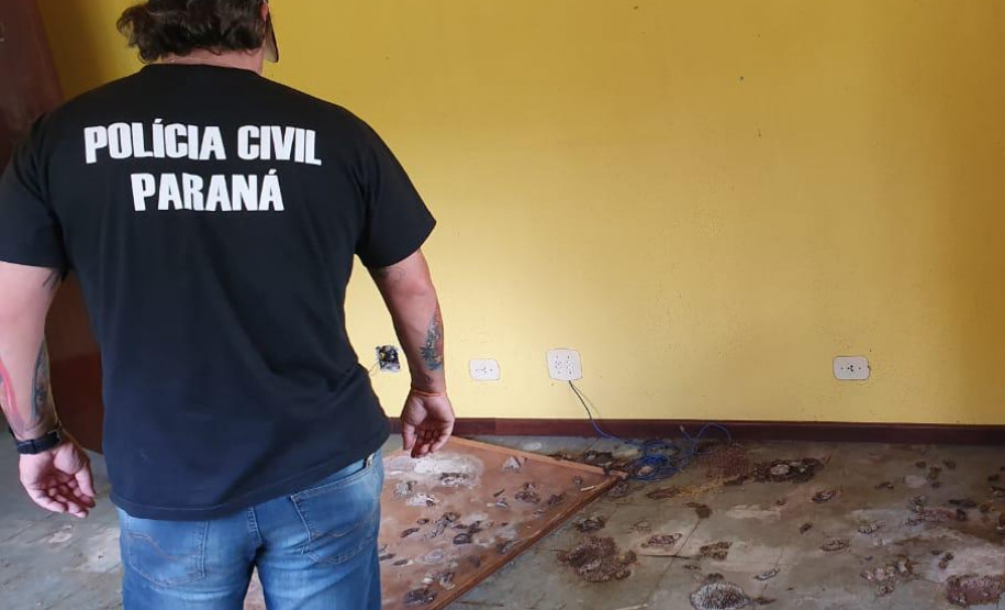 Policial observa ambiente repleto de fezes de cães