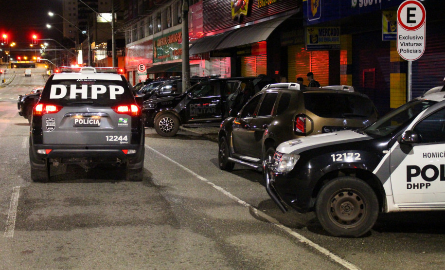 Viaturas da policia civil saindo em diligência