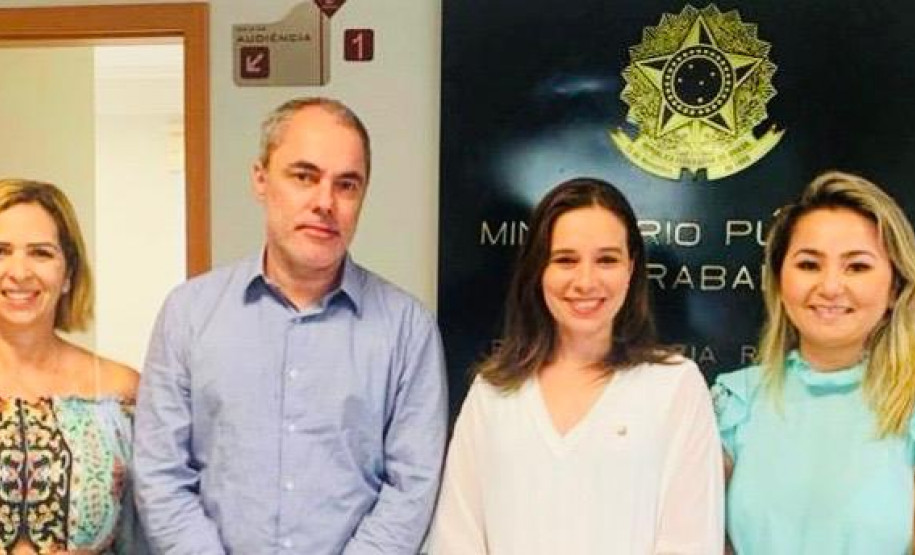 Quatro pessoas posando para foto