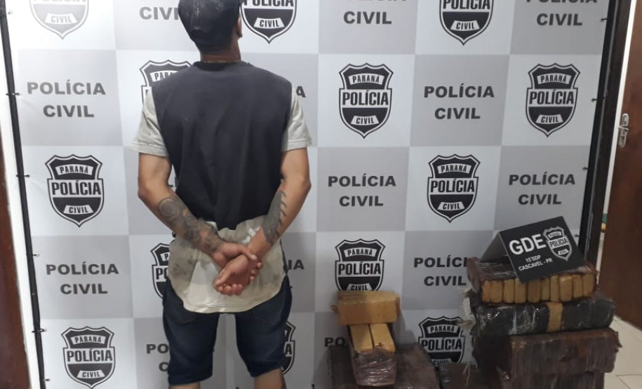 Homem preso junto a diversos pacotes de maconha