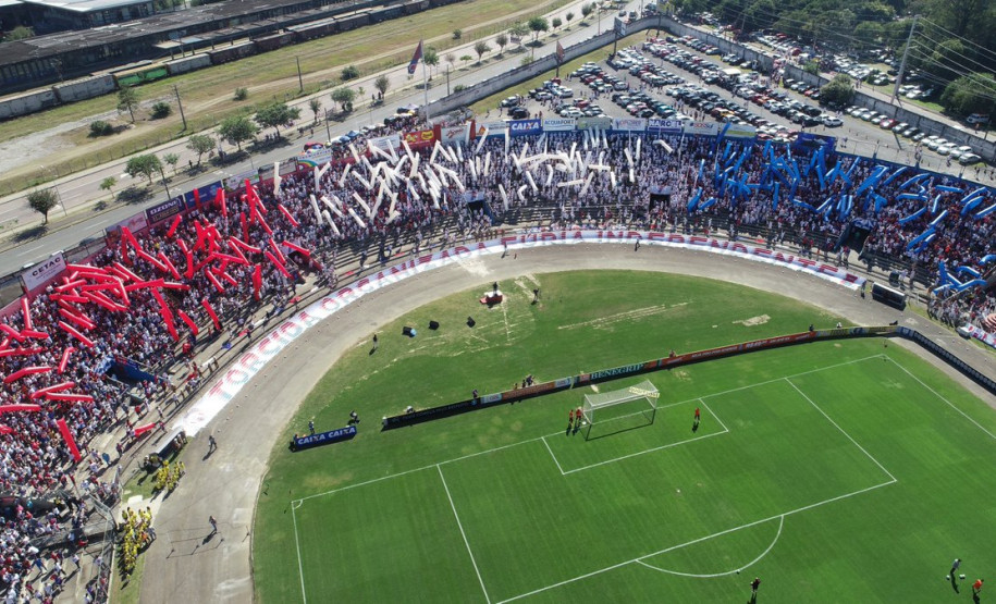 Imagem de drone apresenta milhares de torcedores nas arquibancadas de estádio de futebol