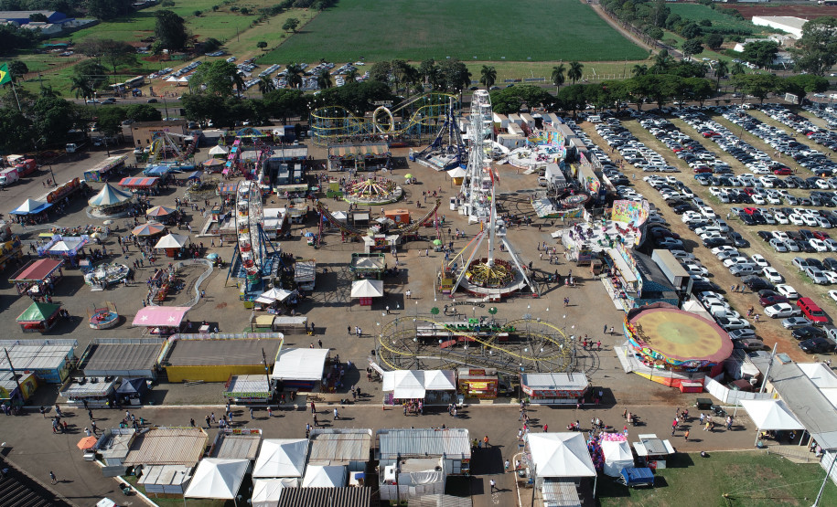 Imagem de drone apresenta estandes de uma feira no interior do Estado