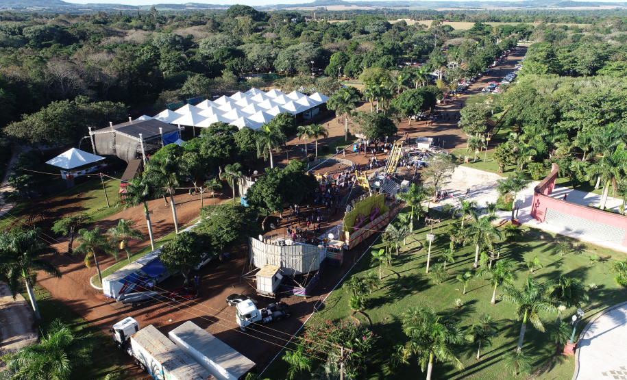 Imagem de drone apresenta estandes de feira no interior do Estado