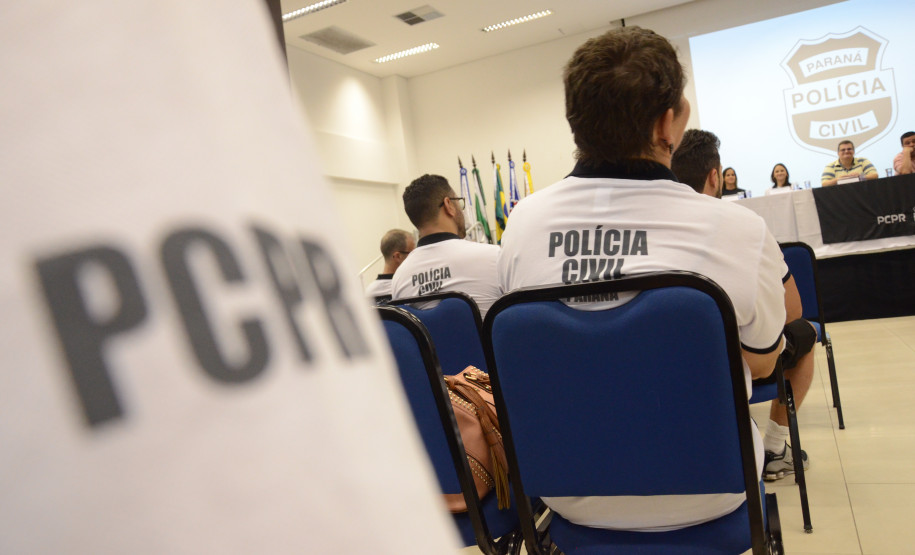 Policiais de costas acompanham reunião de trabalho da operação Verão Maior 2020 no litoral paranaense