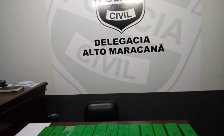 Diversas barras de drogas apreendidas, sobre uma mesa