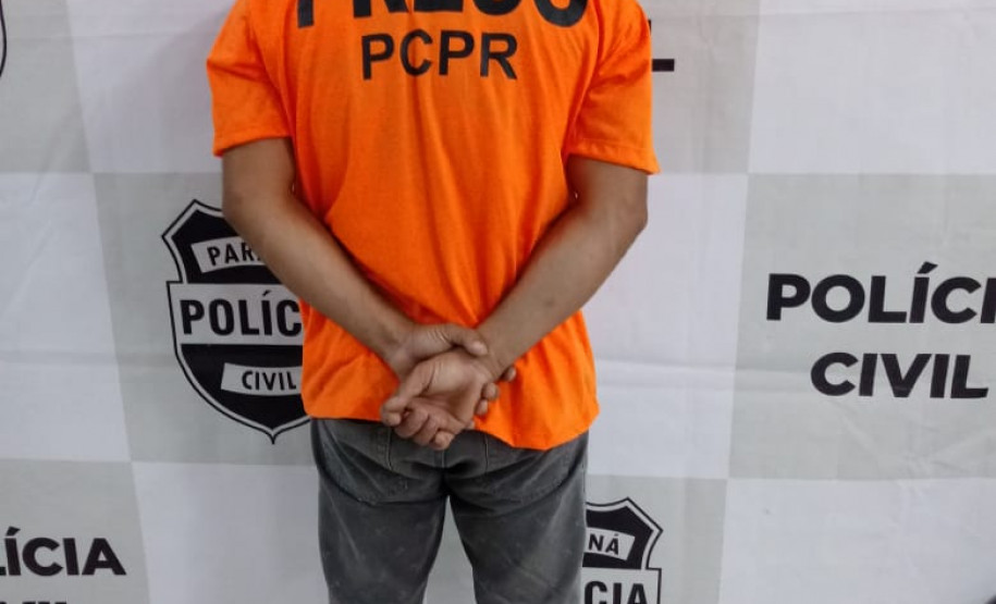 Homem preso, de frente para a parede