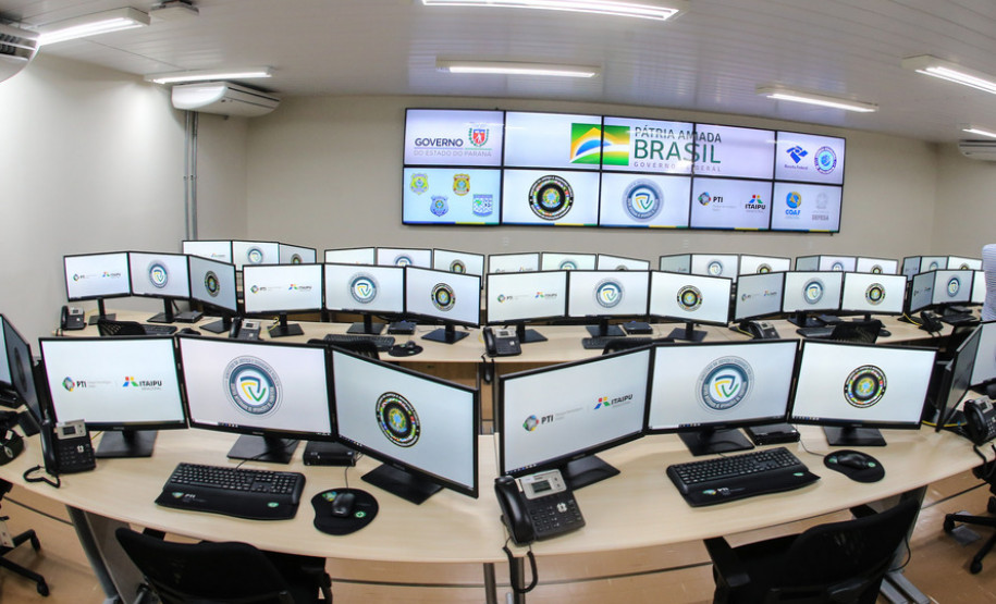 Dezenas de computadores em uma sala de operações