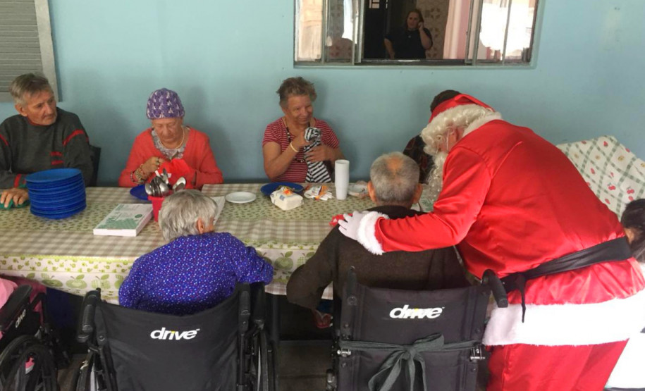 Papai Noel cumprimentando eve