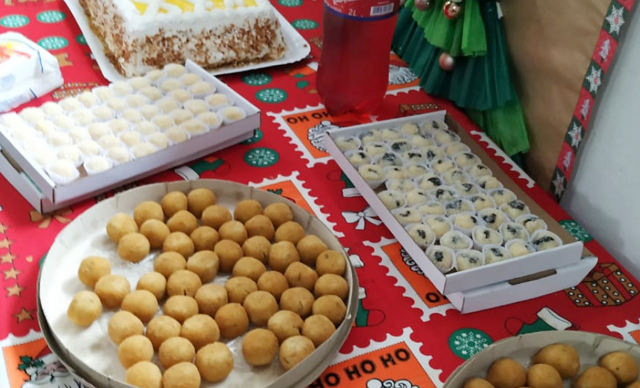 Mesa de lanche da tarde com brigadeiro, doces, salgados e refrigerantes
