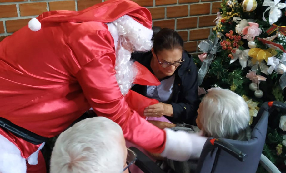 Papai Noel interagindo com idosos abrigados no lar