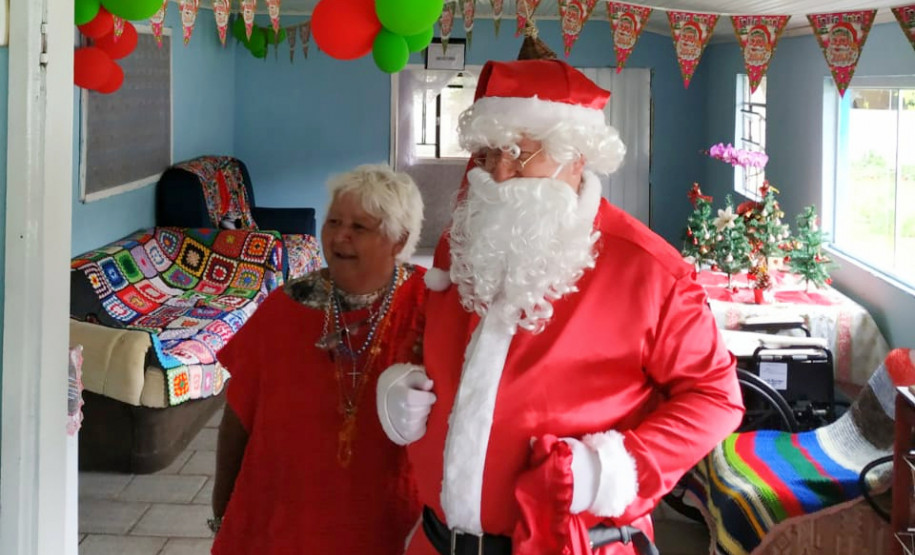 Senhora e papai noel enganchados e sorrindo