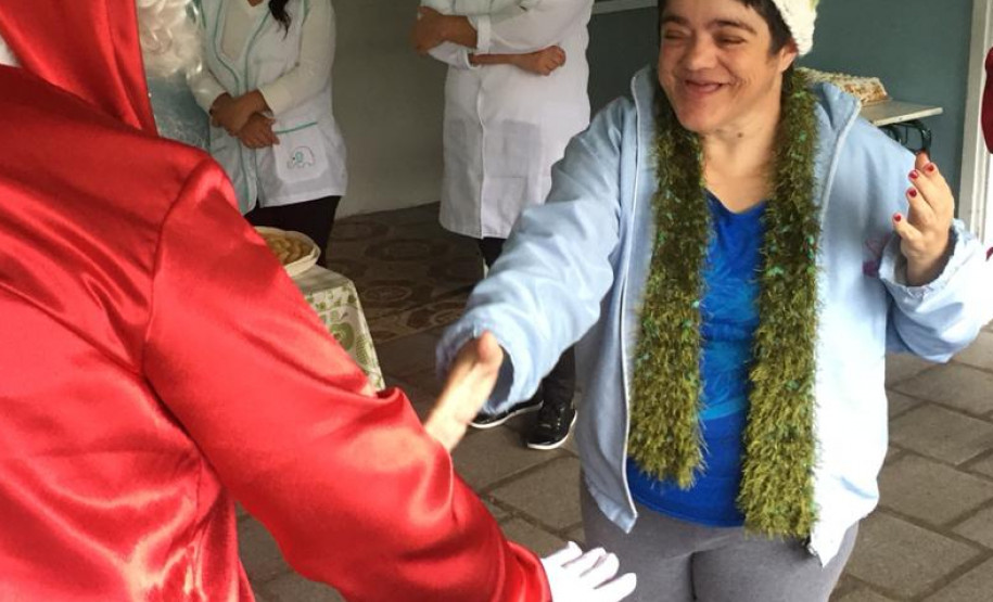 Papai Noel cumprimentando senhora